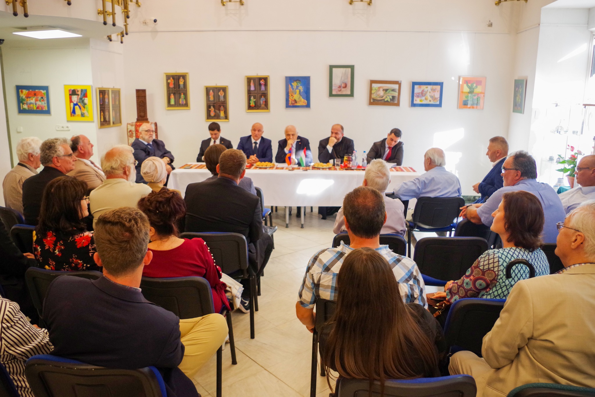 Ashot Smbatyan Örményország magyarországi nagykövete ma délután a hazai örmény közösség önkormányzati vezetőit látta vendégül az Örmény Kulturális Központban